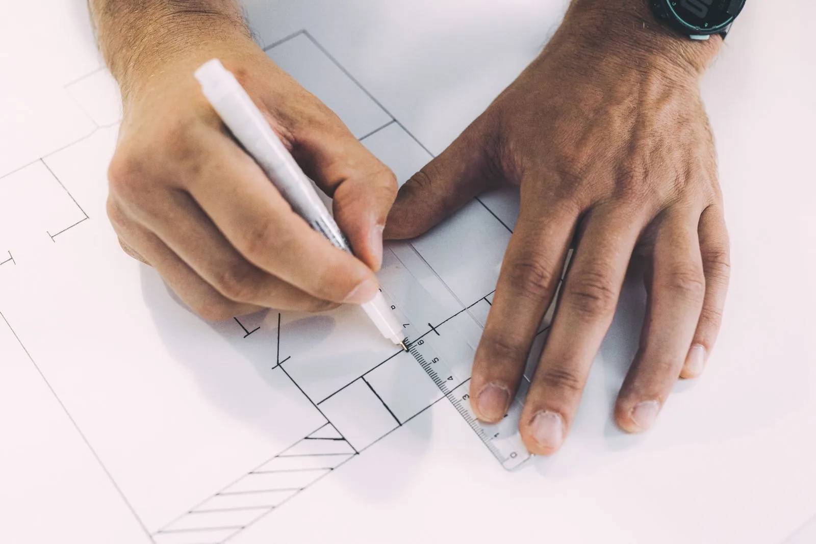 Architecte préparant un dossier de permis de construire