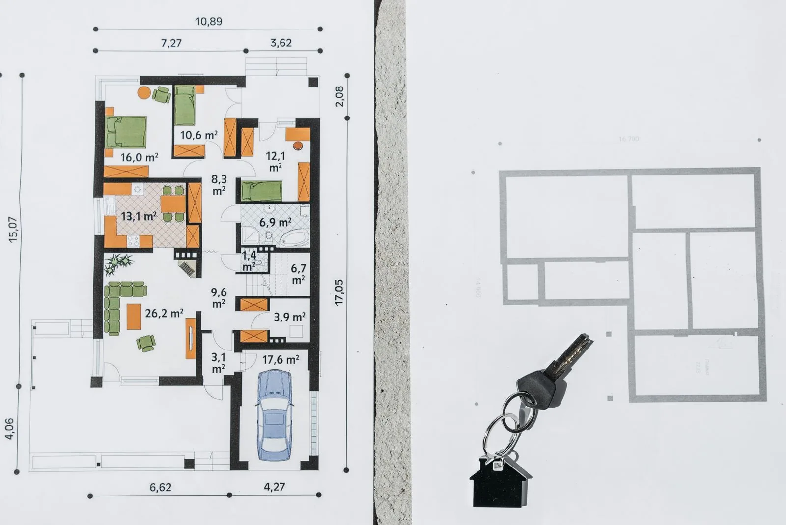 Architecte étudiant les plans d'un projet dans le Pays d'Aix