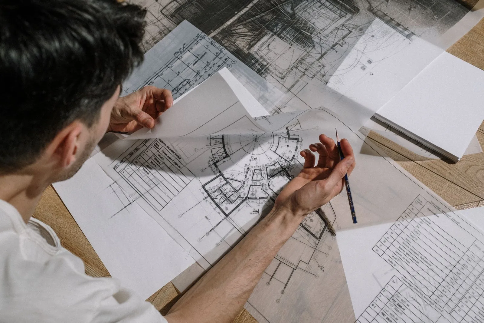Architecte concevant les plans d'une maison neuve