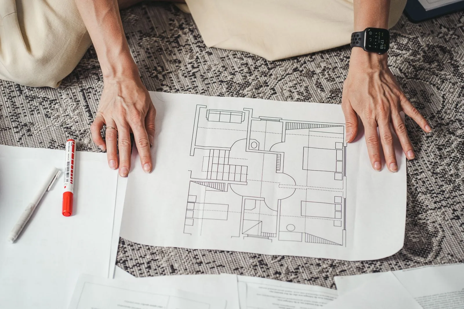 Architecte étudiant un projet de rénovation de maison